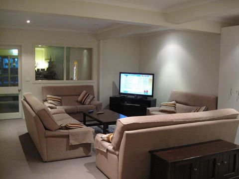 Ajax Ski Club - Sydneys Hotel 3