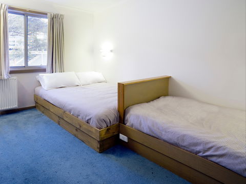 Ajax Ski Club - Sydneys Hotel 4