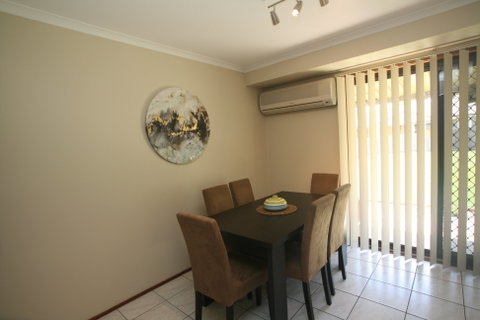 Badgee Holiday Home - Sydneys Hotel 1