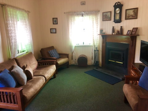Dillons Cottage Stanthorpe - Sydneys Hotel 2