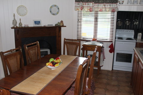 Dillons Cottage Stanthorpe - Sydneys Hotel 3
