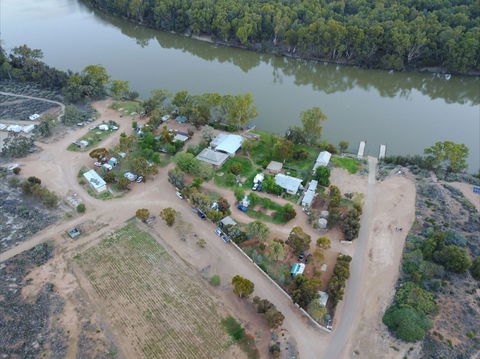 Fort Courage Caravan Park - Sydneys Hotel 0