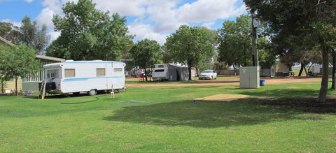 Fort Courage Caravan Park - Sydneys Hotel 1
