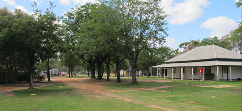 Fort Courage Caravan Park - Sydneys Hotel 2