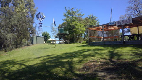 Fort Courage Caravan Park - Sydneys Hotel 3