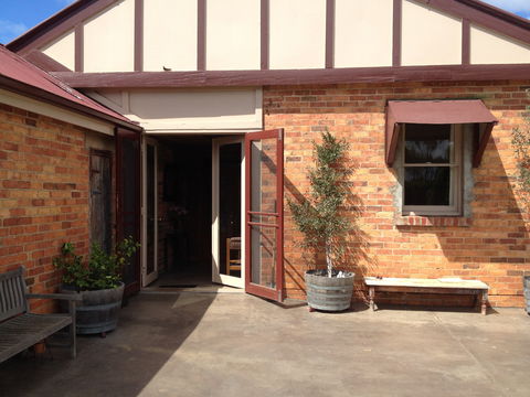 Pierrepoint Wines Bed & Breakfast - Sydneys Hotel 5