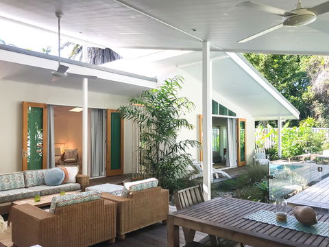 Pineapple Pete's Beach House - Sydneys Hotel 1
