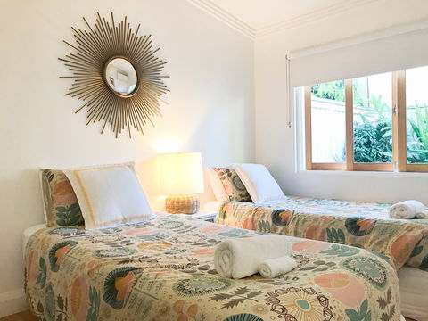 Pineapple Pete's Beach House - Sydneys Hotel 2