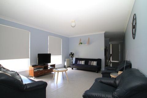 Sussex Inlet Holiday Home - Sydneys Hotel 0