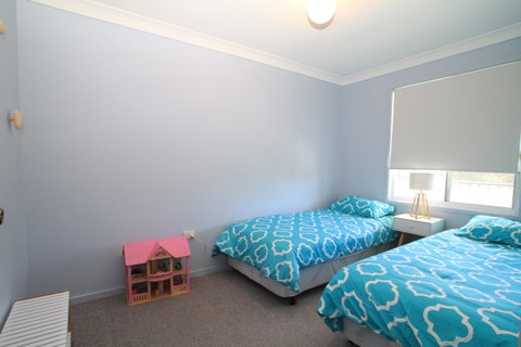 Sussex Inlet Holiday Home - Sydneys Hotel 1