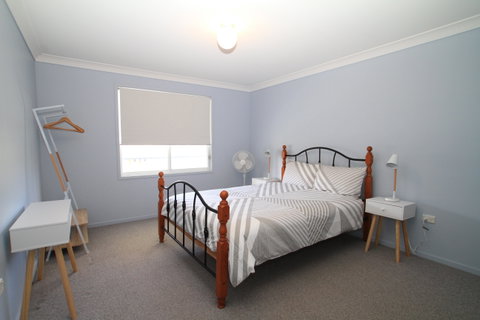 Sussex Inlet Holiday Home - Sydneys Hotel 2