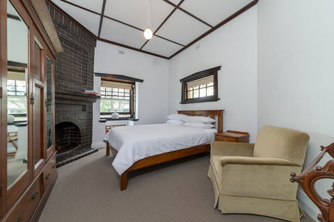 White Rocks - Sydneys Hotel 0
