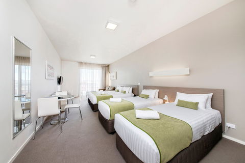 Abode Gungahlin - Sydneys Hotel 2