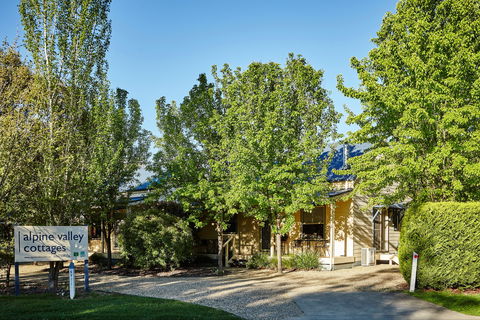 Alpine Valley Cottages - Sydneys Hotel 1