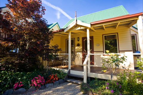 Autumn Abode Cottages - Sydneys Hotel 1