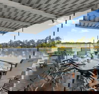 Boats and Bedzzz - The Murray Dream self-contained moored Houseboat