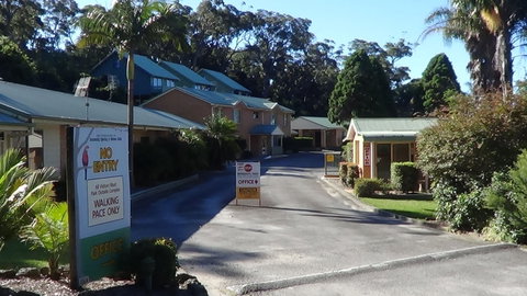 Sussex Inlet Holiday Centre - Sydneys Hotel 2