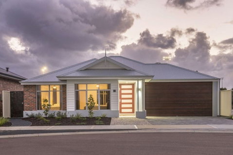 Fairway Lakeside - Sydneys Hotel 0