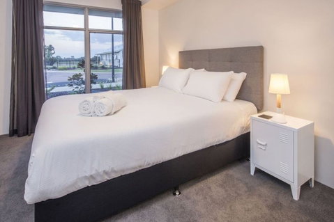 Fairway Lakeside - Sydneys Hotel 2