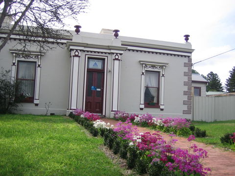 Port Fairy YHA - Sydneys Hotel 0