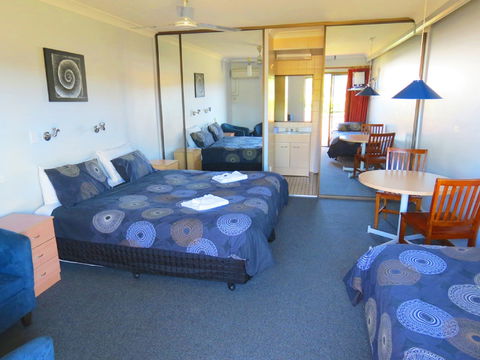 Sisleys Motel - Sydneys Hotel 0