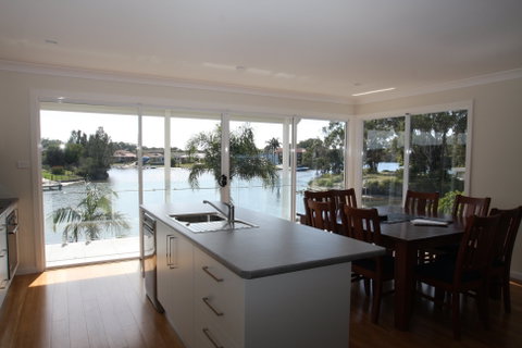 Waterfront Holiday Home - Sydneys Hotel 1