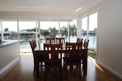 Waterfront Holiday Home - Sydneys Hotel 2