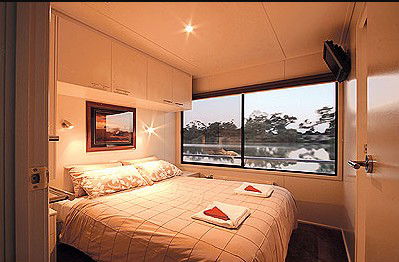 All Seasons Houseboats - Sydneys Hotel 3