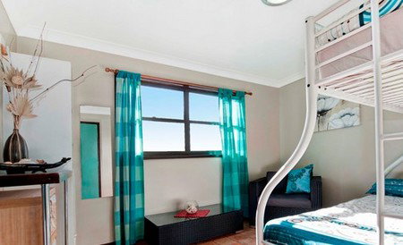 Blacksmiths Beach House - Sydneys Hotel 3
