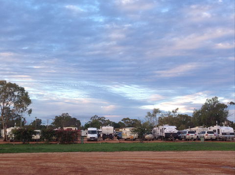 Lightning Ridge Holiday Park - Sydneys Hotel 2