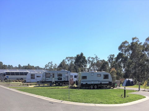 Lilydale Pine Hill Caravan Park - Sydneys Hotel 0
