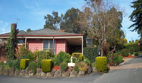 Lilydale Pine Hill Caravan Park - Sydneys Hotel 2
