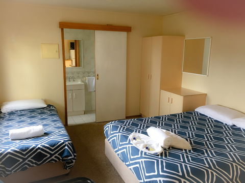 Wagga Wagga Tourist Park - Sydneys Hotel 1
