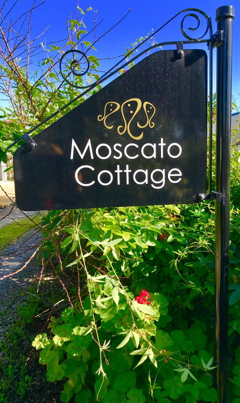 3 Divas Accommodation - The Moscato Cottage - Sydneys Hotel 1