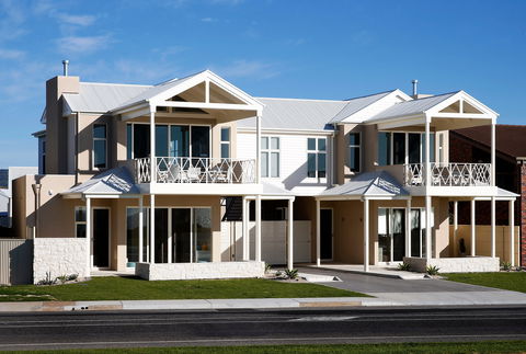 Aldinga Beach Getaways - Sydneys Hotel 0