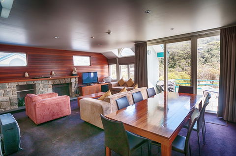 Aspect 2a - Sydneys Hotel 0