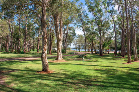 Diamond Waters Caravan Park - Sydneys Hotel 1