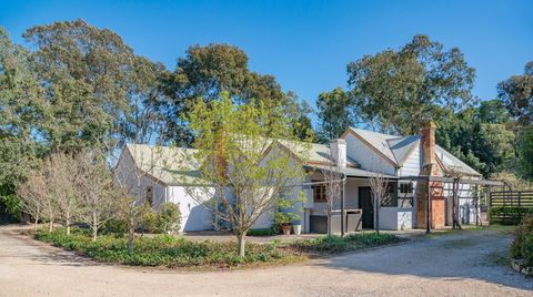 McLaren Vale Getaways - Sydneys Hotel 0