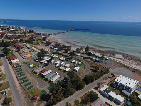 Moonta Bay Caravan Park - Sydneys Hotel 0