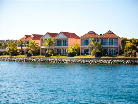 Port Lincoln Waterfront Apartments - Sydneys Hotel 2