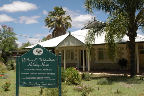 Renmark Holiday Home Willows & Waterbirds - Sydneys Hotel 0