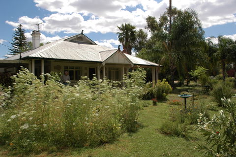 Renmark Holiday Home Willows & Waterbirds - Sydneys Hotel 1