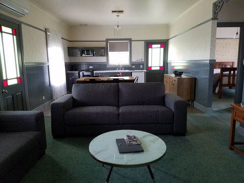 Wagga Wagga Country Cottages - Sydneys Hotel 0