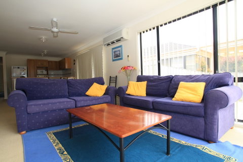 Waterfront Getaway In Sussex - Sydneys Hotel 1