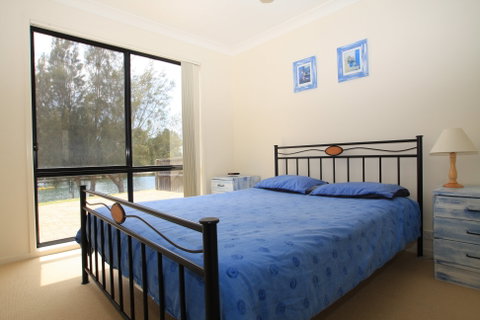 Waterfront Getaway In Sussex - Sydneys Hotel 2