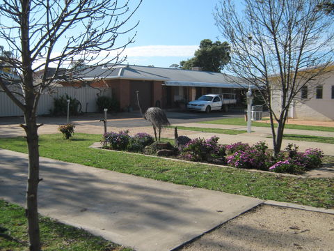 Double D Caravan Park - Sydneys Hotel 0