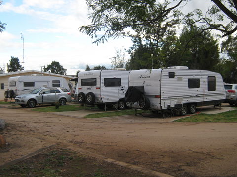 Double D Caravan Park - Sydneys Hotel 1