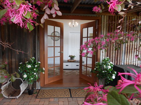 Milton Country Retreat: The Chocolate Cottages - Sydneys Hotel 0