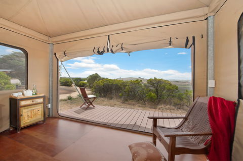 Pebble Point - Sydneys Hotel 1