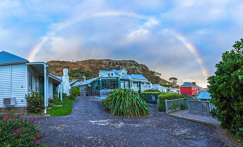 Touchwood Cottages & Gallery & Cafe - Sydneys Hotel 1